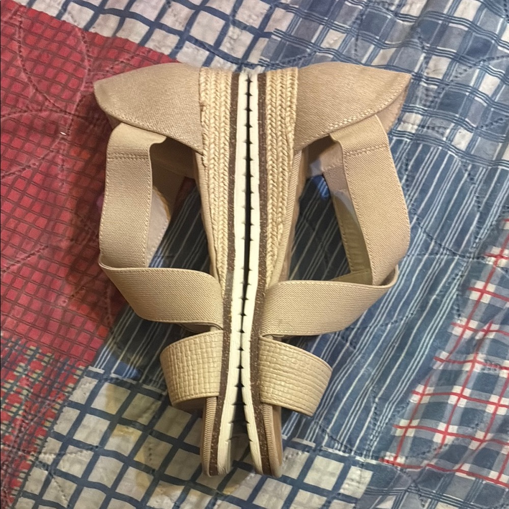 🎉SALE🎉 $25 or 2 for $40🎉Kelly & Katie Cream Sandals with Elastic Straps - Picture 3 of 9